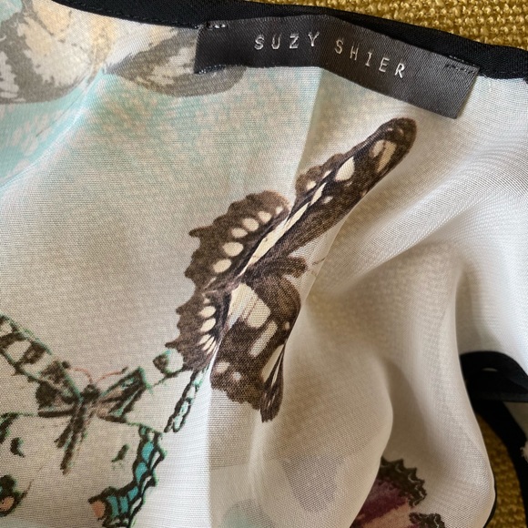 ❌ SOLD ❌ Butterfly pattern top - Picture 2 of 4